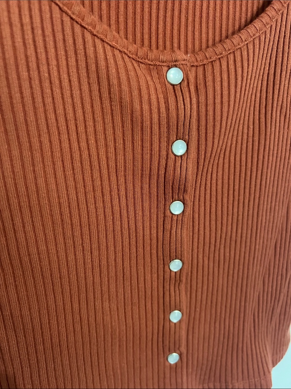 323 - Levi's Rust Ribbed Snap-Front Crop Top - Picture 3 of 5